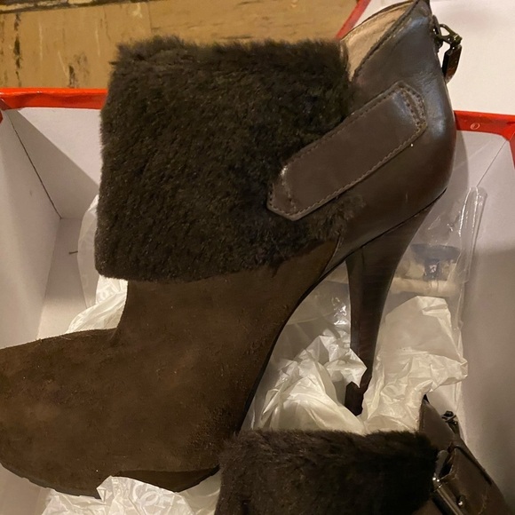 Guess Shoes Oleta Booties Dark Brown Suede, Size 7 - Picture 2 of 5